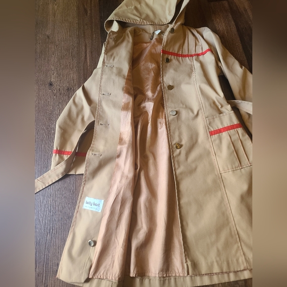 Elegant Beige Trench Coat with Red Highlights - Picture 4 of 10